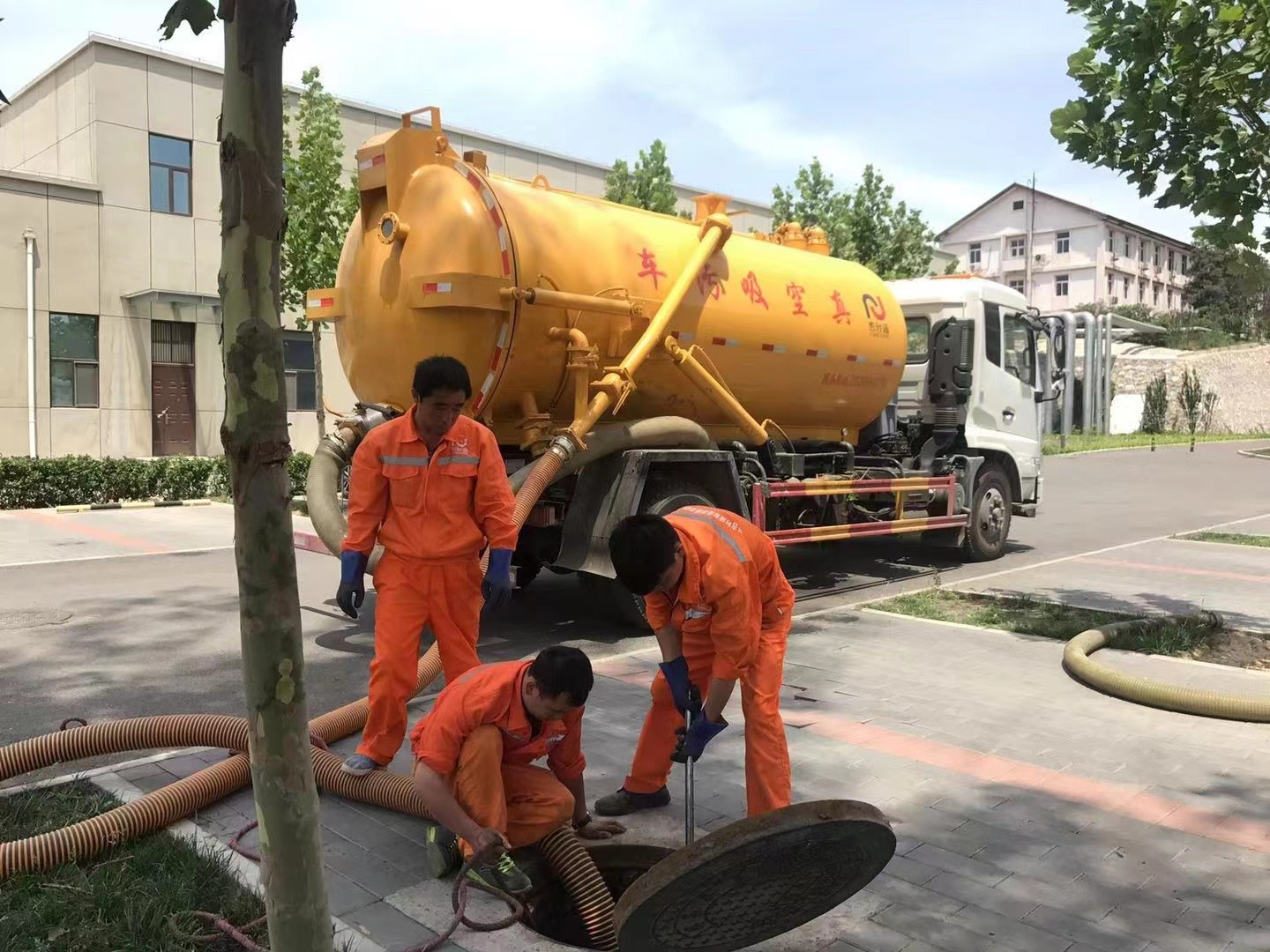 沂南管道疏通车停在窨井附近